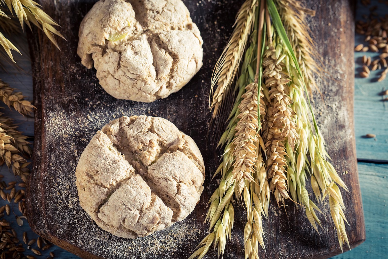 Closeup of rolls with several grains